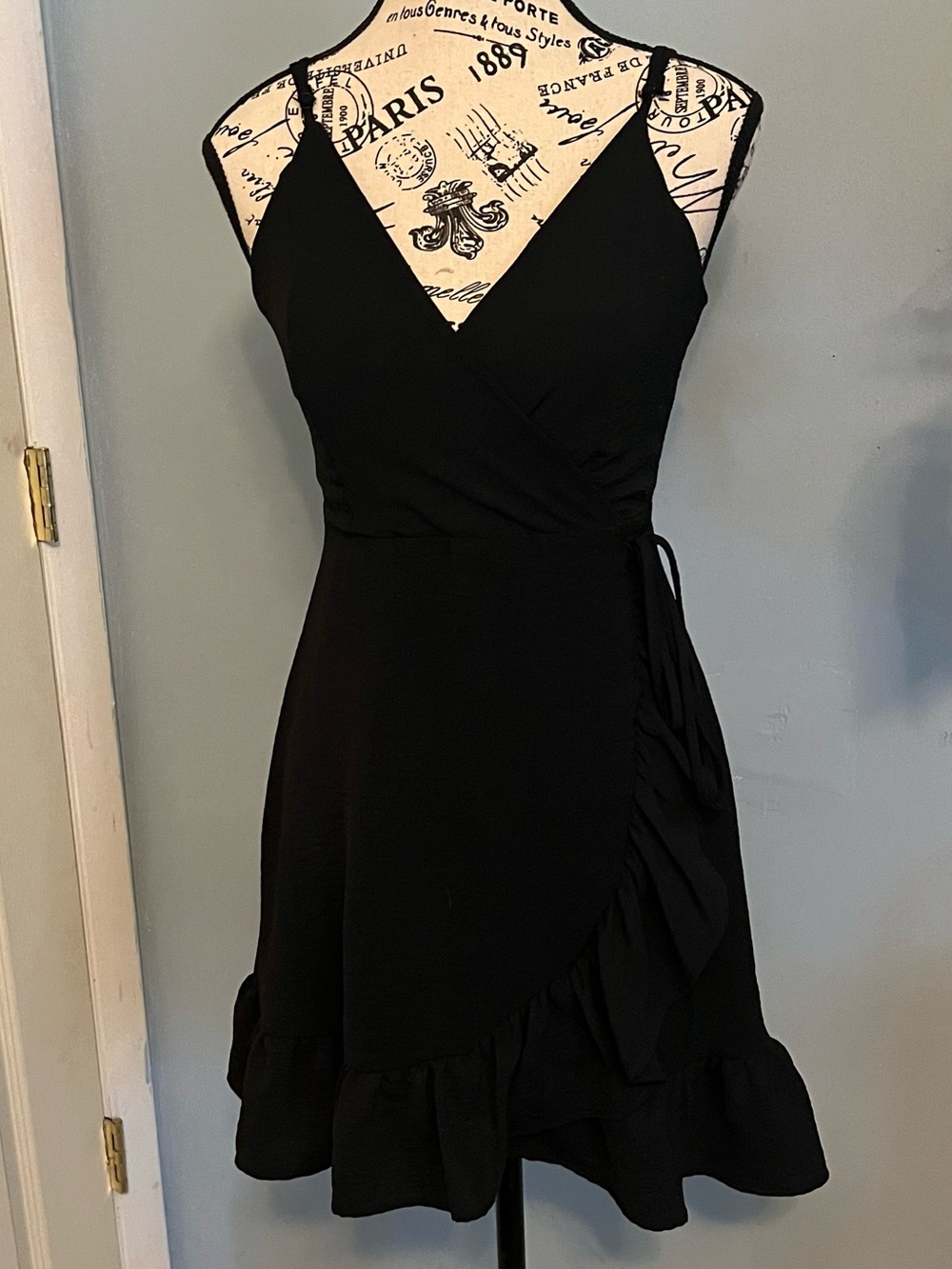 ALTAR’D STATE~ V-Neck, Zippered Back, Wrap Dress~Black~Small
💕Like New💕